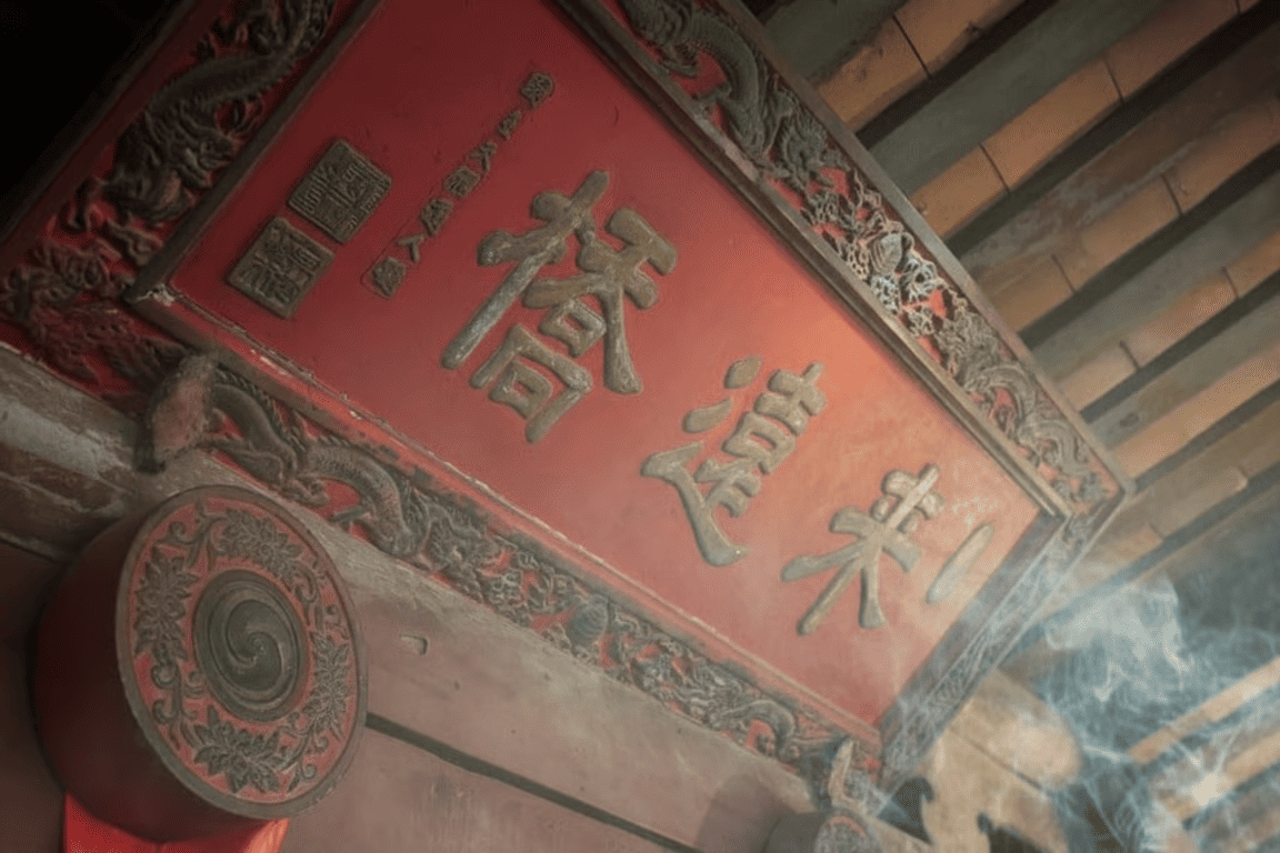 Chinese characters above the temple door translate as “Bridge to Welcome Distant Guests” or Lai Viet Kieu in Vietnamese